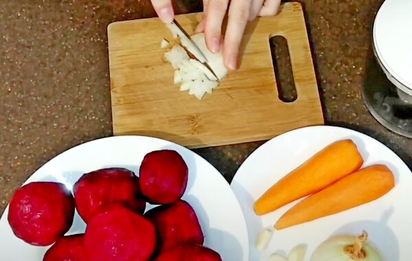 Нарезаем лук