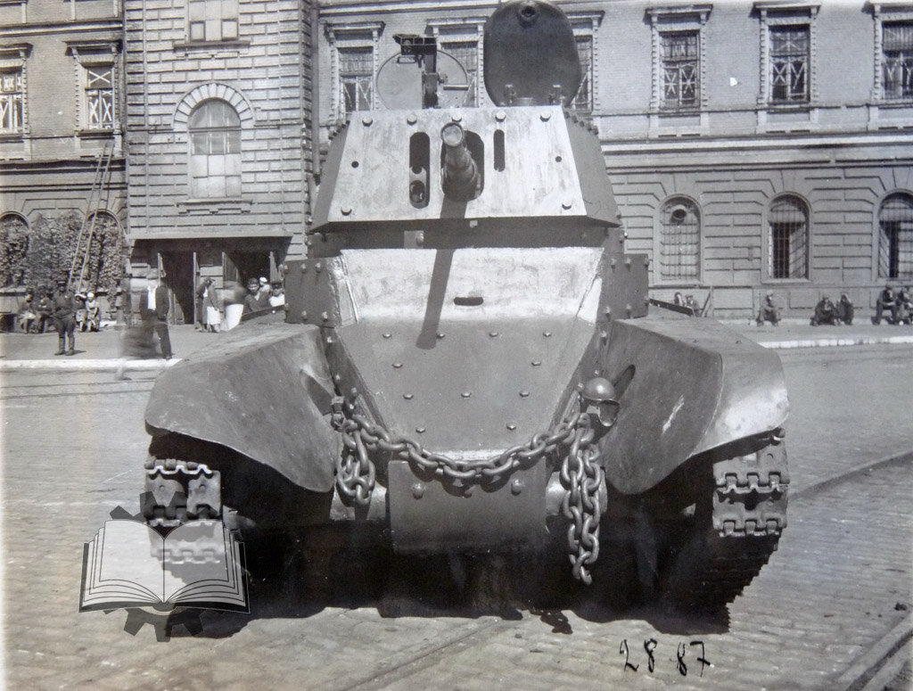 Экранированный БТ-7 с конической башней, проходная завода №183, август 1941 года.