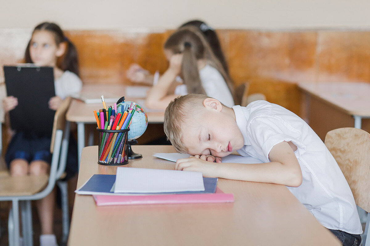 Многим учителям приходится сталкиваться с ситуацией, когда дети в младшей школе быстро устают от монотонного урока, уровень внимания и сосредоточенности стремится к нулю. Что же делать в таком случае?