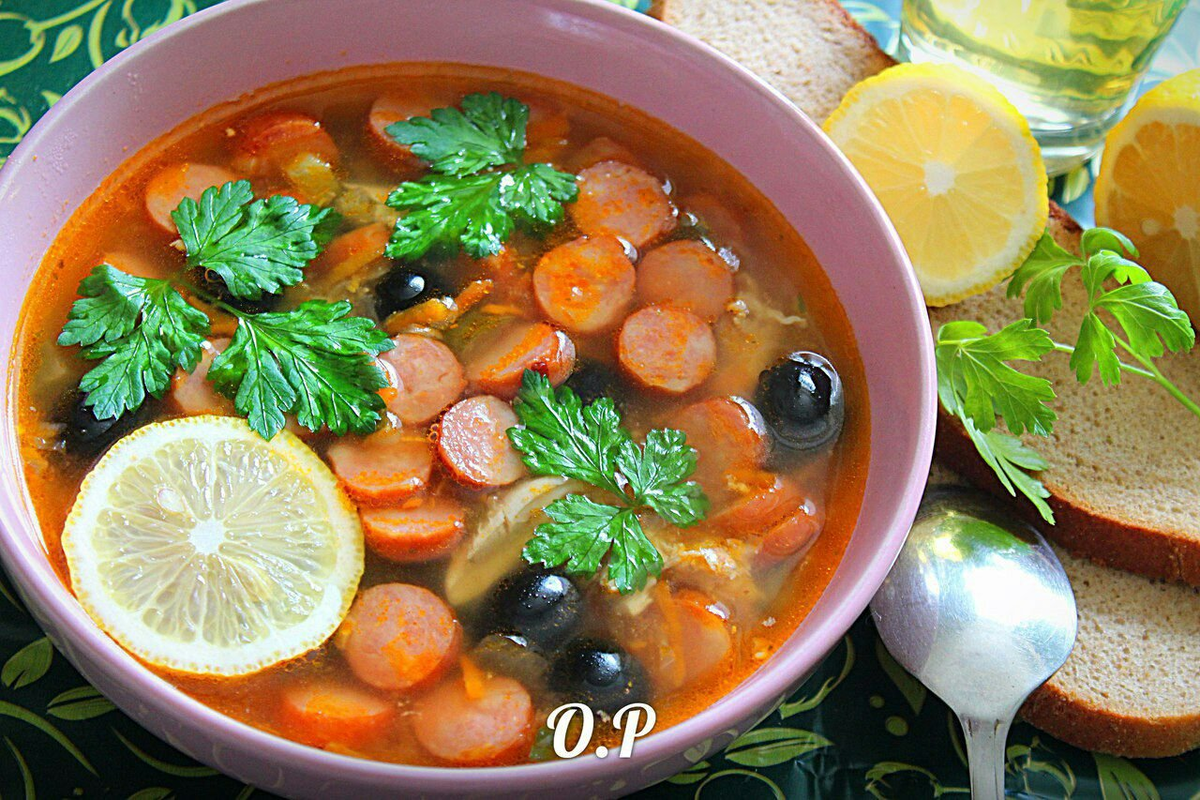 Солянка рецепт классическая курица картошка. Суп солянка сборная мясная. Солянка с охотничьими колбасками. Сборная солянка с маслинами. Солянка с колбасой и оливками.