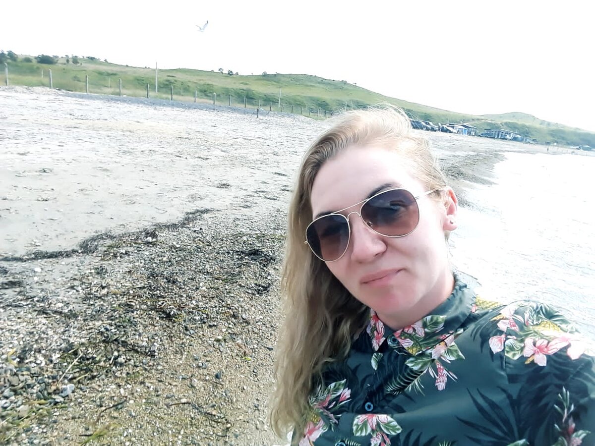 Меня зовут Александра. Я с Дальнего Востока. Я побывала, а потом пожила в Китае. Побывала в Южной Корее, а потом пожила в Северной. Почти три года я жила в северокорейской приморской провинции в городе Расон. Вернувшись в Россию, написала книгу «КНДР наизнанку». Ссылку оставлю в конце статьи.