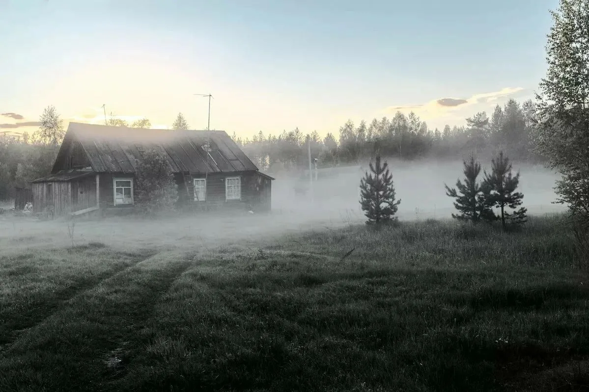 Домашний дождь. Деревня в тумане. Домик деревня тумане. Деревенский дом в тумане. Заброшенная деревня в тумане.