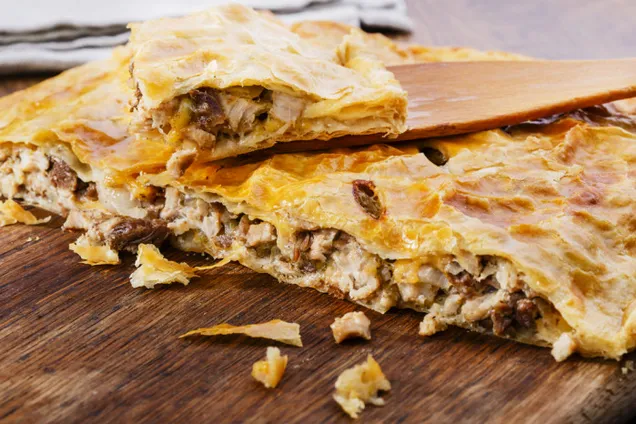 Пирог с курицей и грибами из слоеного теста 