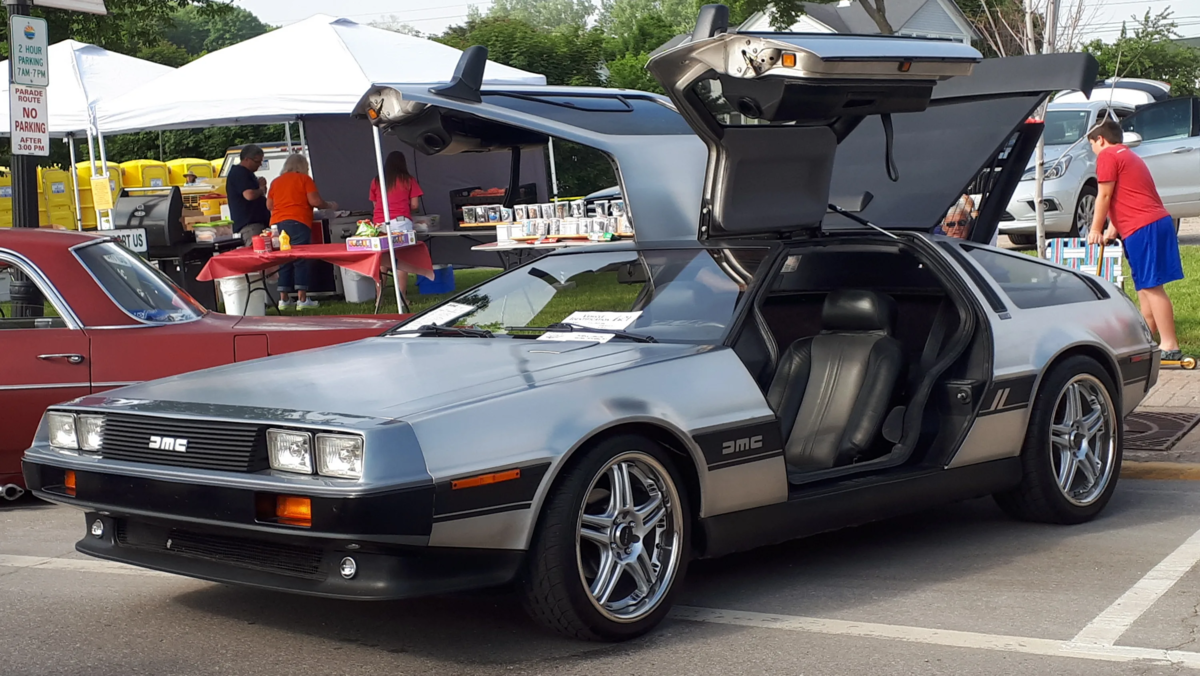 Dmc delorean характеристики. GMC 12 Делориан. DELOREAN DMC-12. DMC DELOREAN. ДЕЛОРЕАН дмс12 назад в будущее.