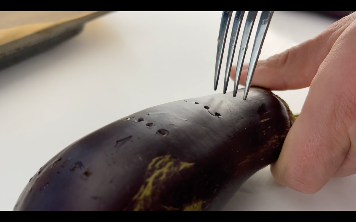 Баклажаны наколоть вилкой или палочкой.