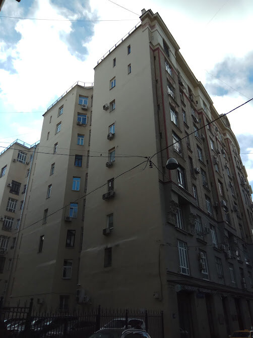 Дом, "выходящий боком на улицу и фасадом в тесный переулок"  ("Дьяволиада")