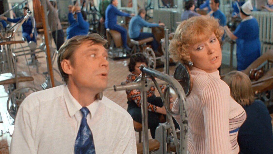 "Уши развесил" Кадр из фильма "Любовь и голуби", 1984 г., режиссер: Владимир Меньшов