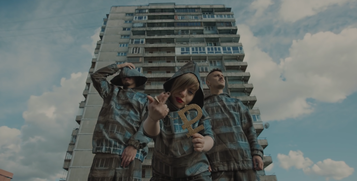 Скрин с клипа группы Little Big - GIVE ME YOUR MONEY.