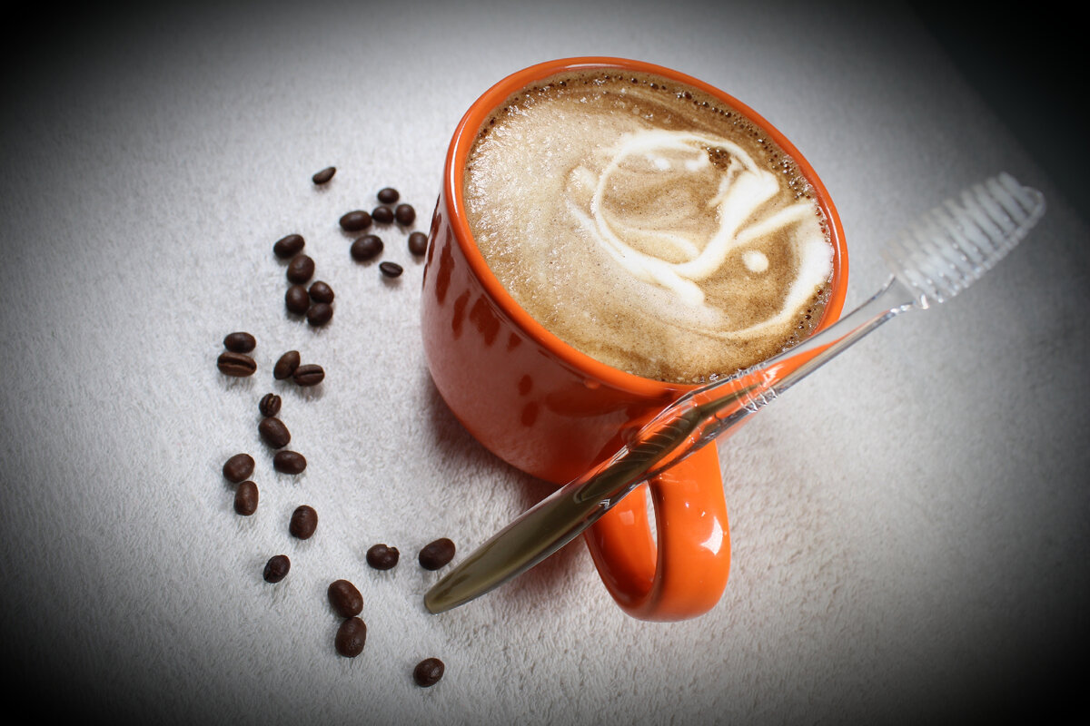 Чашка капучино и вместо ложечки - зубная щетка