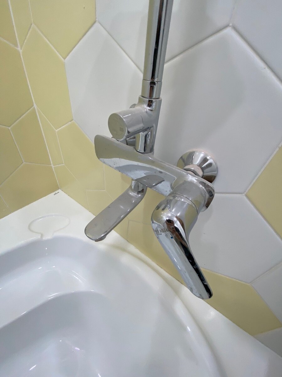 Фото можно листать! Смеситель с коротким изливом