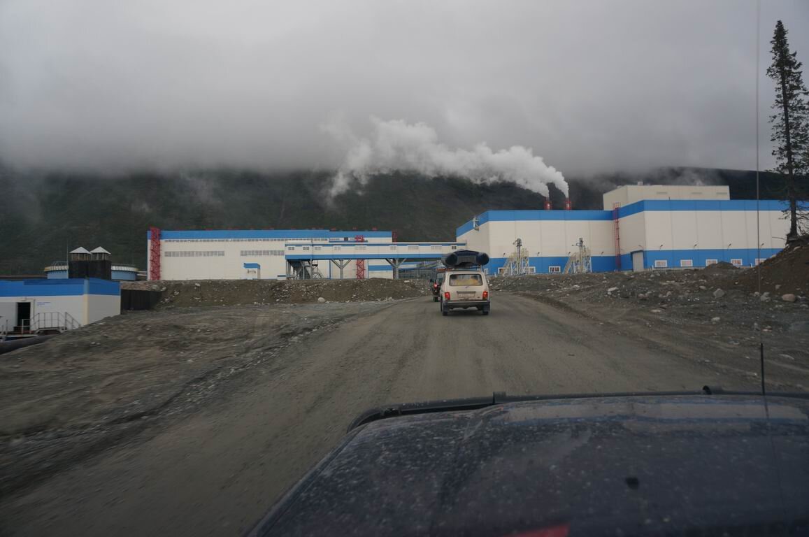 источник: http://karaed.ru/Lovozeriye_Hibiny_aug2014/011_GOK_Oleniy_stream/DSC00562.JPG