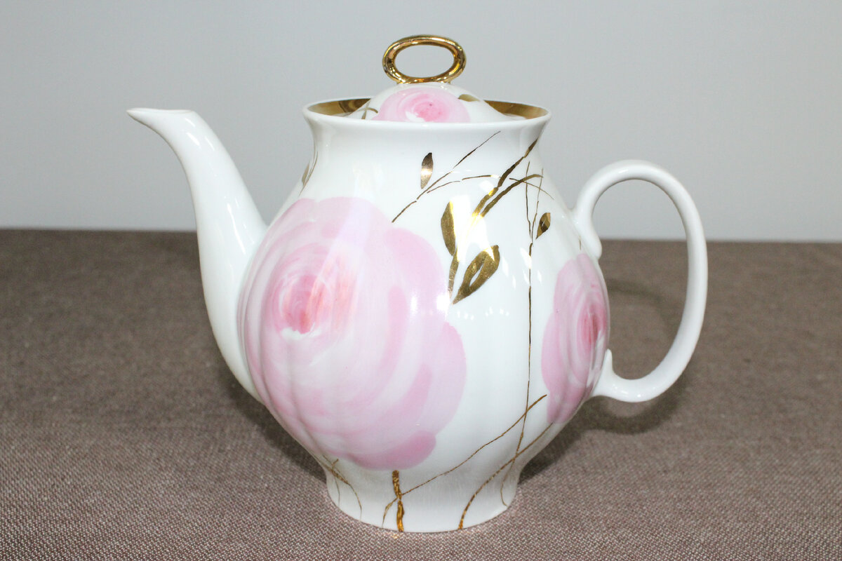 Владимир Яснецов (роспись). Отари Мухигули (форма «Белый лебедь», 1968). Чайник из сервиза «Весенний». 1988. Дулёво. Высота 10,5 см. Орехово-Зуевский городской историко-краеведческий музей / Пр-187. Госкаталог: 13399015. Источник: goskatalog.ru