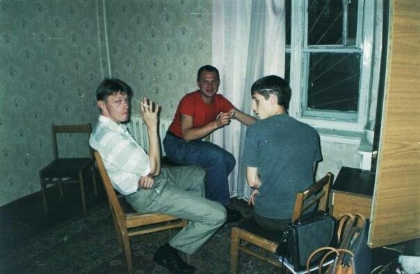 Олег Семененко, я и Федор Кауфман в гримёрке Сещинского ГОК, готовимся к выходу на сцену. Начало 2000-х.