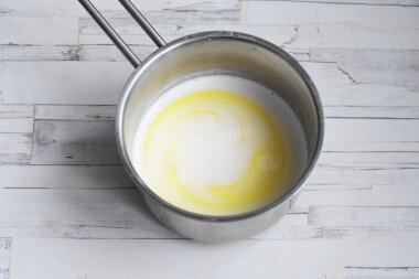 ШАГ 2:
Молоко прогрейте со сливочным маслом, но до кипения не доводите. Масло должно полностью растаять.