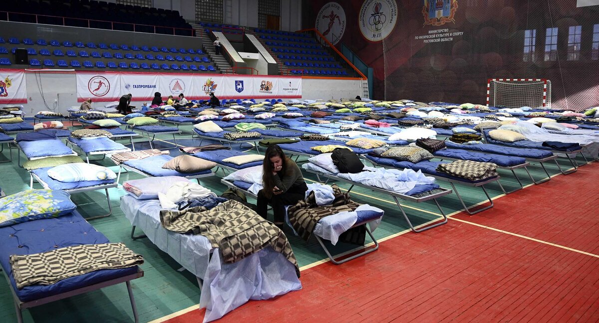 Фото: Эвакуированные граждане ДНР и ЛНР во дворце спорта в Ростовской области. AP Photo / ТАСС