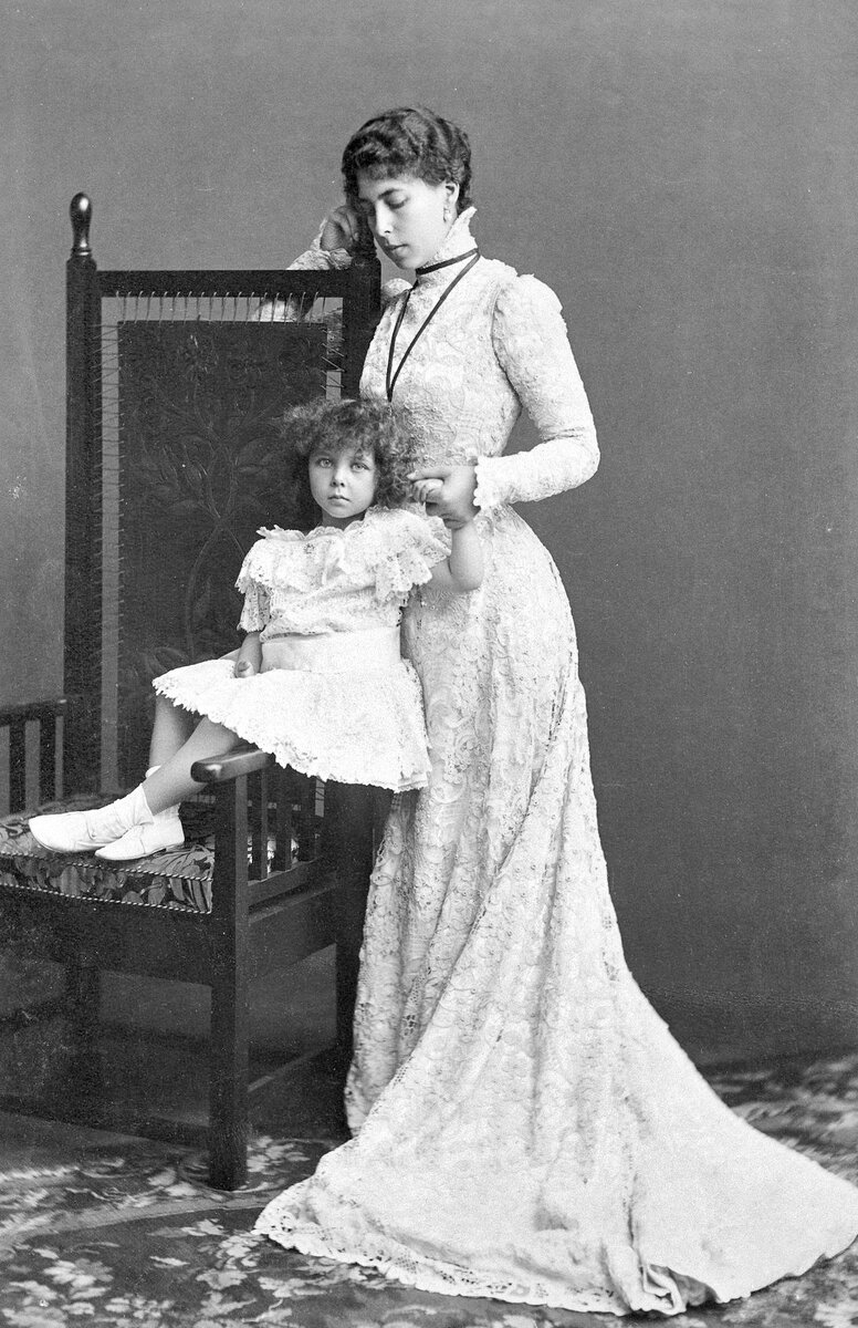Елизавета с матерью в 1898 году