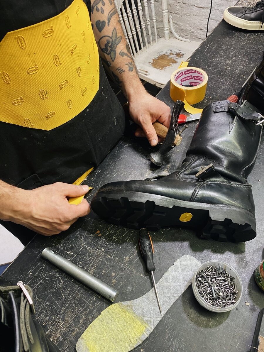 Для этой пары:
• Установка итальянской подошвы Vibram
• Замена ранта (прошиваем вручную)