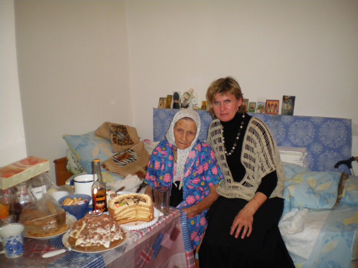 У нас с матушкой Матроной праздник был в один день - у меня 2 мая День Рождения, а у матушки - день ее святой - Матроны Московской. Я тортик испекла, мы даже медовушку пили.. ))