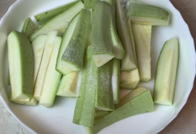 Все блюда из кабачков готовятся прямо с кожурой (в ней самое большое количество полезных витаминов и микроэлементов)