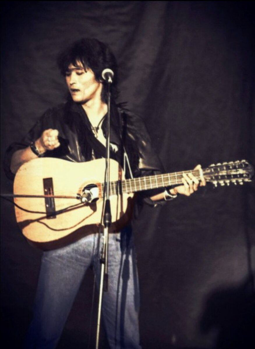 Виктор Цой с 12 струнной гитарой фабрики имени Луначарского