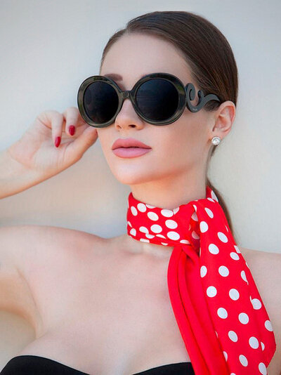 Галерея: делаем яркий акцент при помощи стильного платка с принтом. Фото из Pinterest,