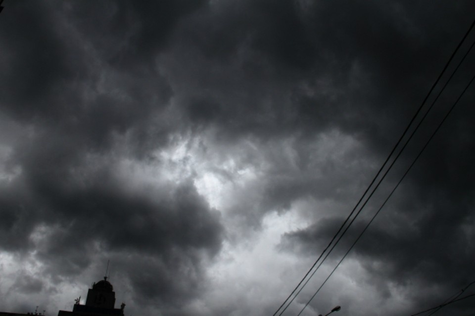     В ближайшие часы на Ростовскую область обрушится ливень и ураган. Роман ИГНАТЬЕВ