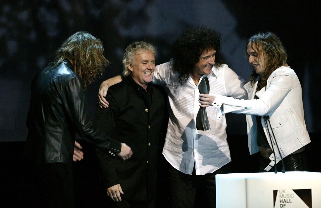 Братья Хоукинсы из группы The Darkness премируют Роджера Тейлора и Брайана Мэя. Это примерно как если бы Greta Van Fleet вручали награду группе Led Zeppelin.