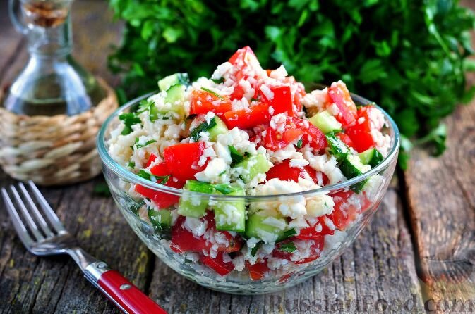 капуста цветная, помидоры черри, огурцы, перец болгарский, чеснок, петрушка, сок лимона, соль, масло оливковое