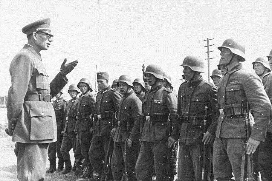 Предатель Власов и его солдаты.