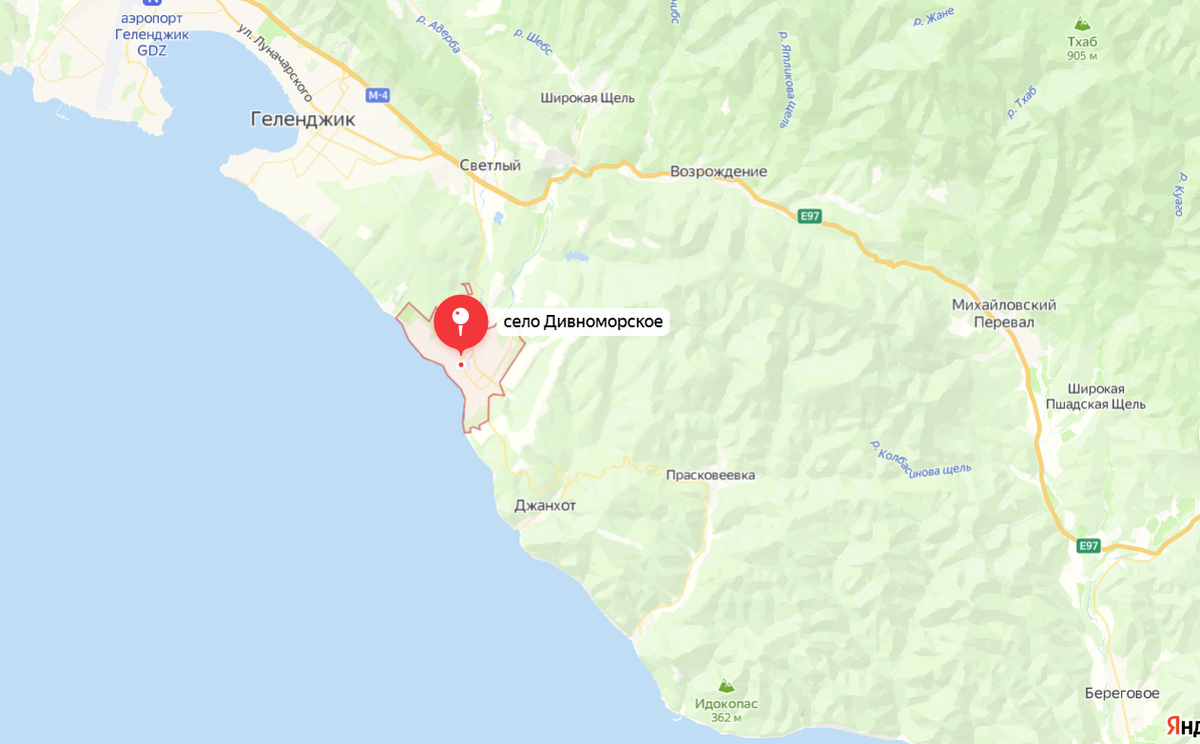 В этот раз устроили себе прогулку по всему побережью села и добрались подальше за речку, туда, где есть стела с сердцем, показывающая любовь к селу и советская мозаика на стенах.-3