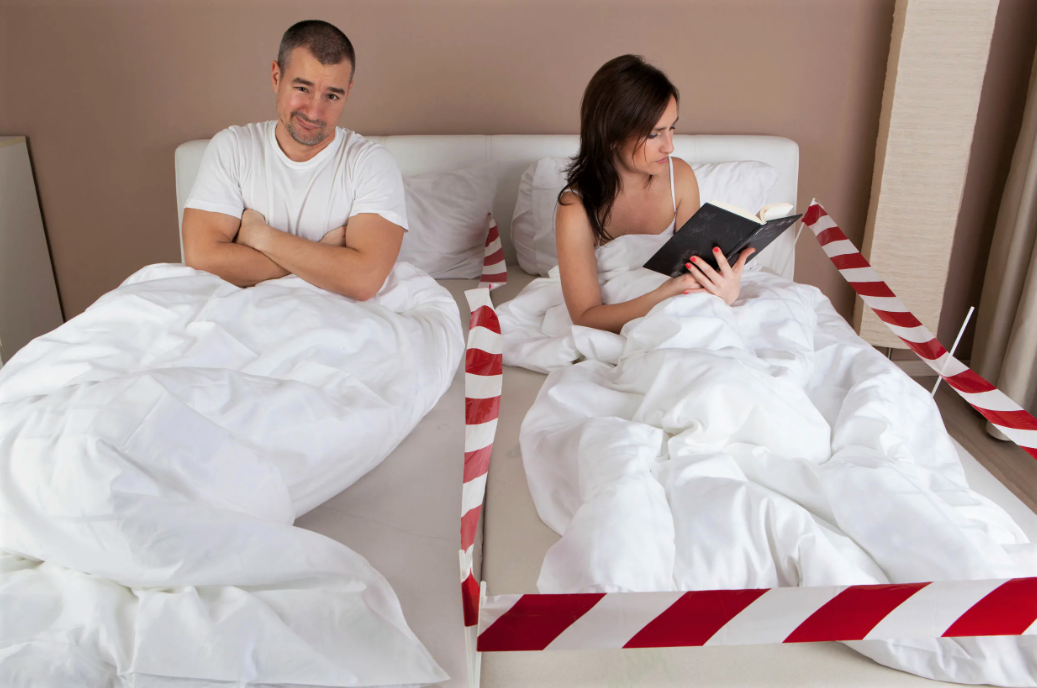 Супруги и постель. Мужчина в кровати. Мужчина и женщина в кровати. Фотосессия на кровати