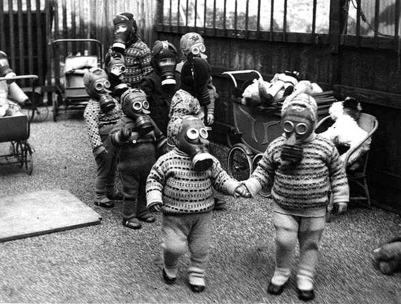 Дети в противогазах во время второй мировой войны, Ливерпуль, 1942