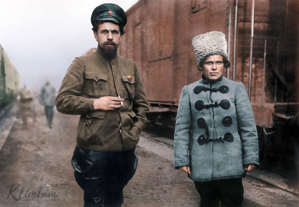 Красный командир Павел Ефимович Дыбенко (1889 — 1938) и анархист Нестор Иванович Махно (1888 — 1934), 1918 год. Колоризация: klimbim