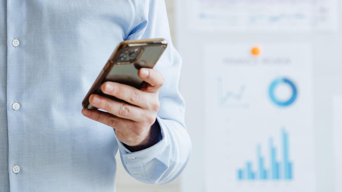    Мужчина держит в руках телефон pexels.com