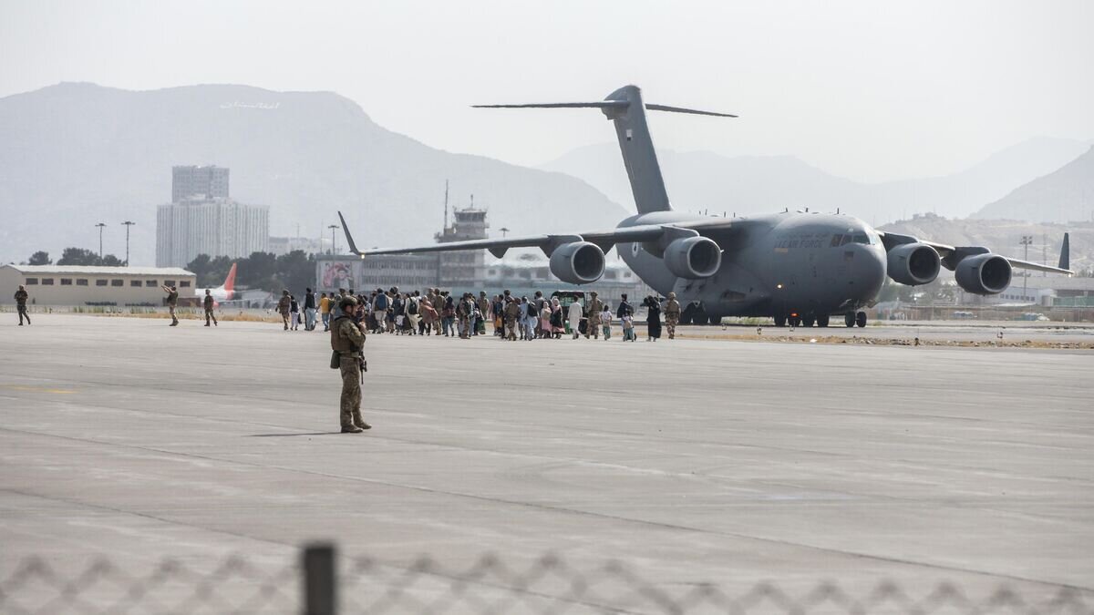    Очередь на посадку в самолет C-17 Globemaster III ВВС США во время эвакуации в аэропорту Кабула© Фото : U.S. Marine Corps / Sgt. Samuel Ruiz