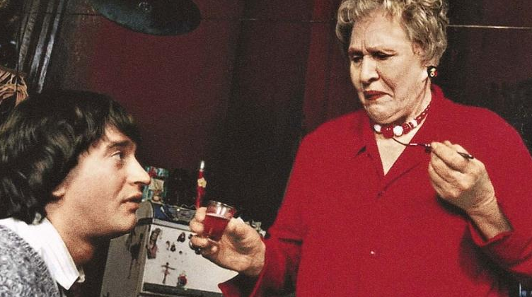 Сцена из "Ночного дозора". Антону Городецкому ведьма дает колдовской эликсир.