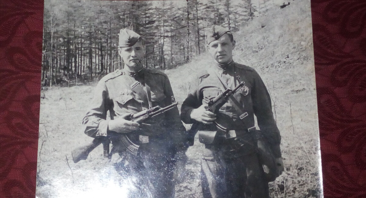 Дядя Стёпа справа. Фото из семейного архива