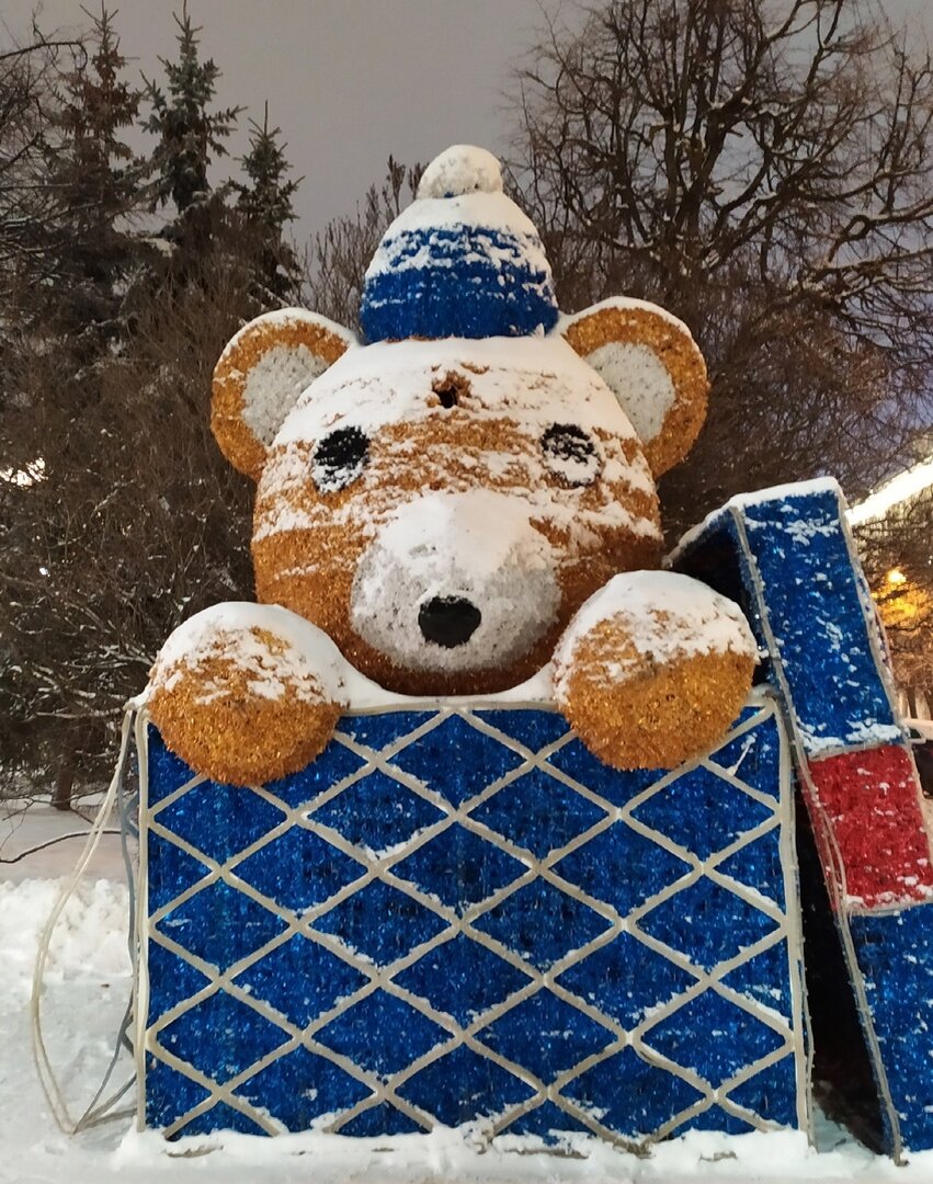 Сказочный мишка, которого недавно поставили у входа в ближний сквер, покрыт очередным первым снегом! Был уже снегопад, потом все растаяло, пару дней мишка стоял в луже, и вот - снова снег! Теперь настоящий?