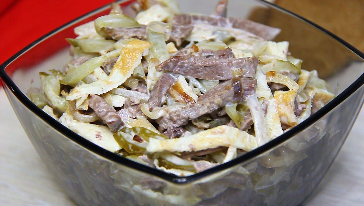Сытный и вкусный салат "Министерский" с говядиной и яичными блинчиками. Его можно приготовить на ужин и даже праздничный стол. Готовится просто и быстро.
