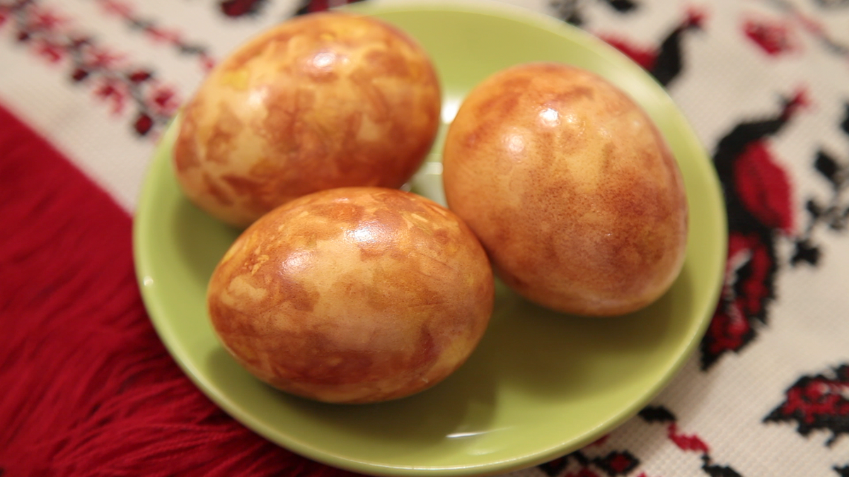 Мраморные яйца куркумой