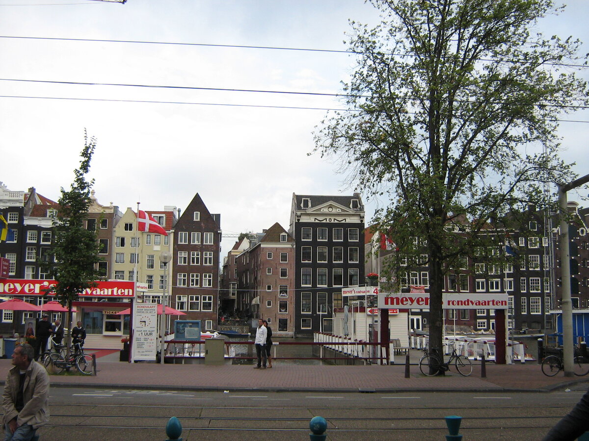 Амстердам напоминает кукольный домик.