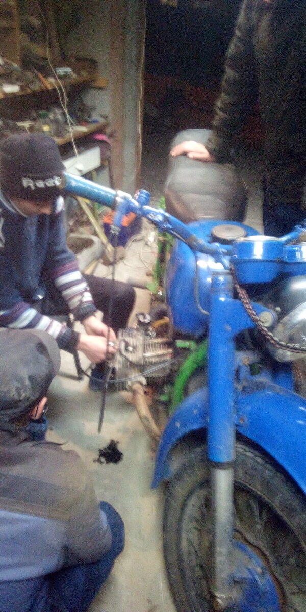 21 августа 2009 г. Дмитрию Александровичу Ломакову, для музея, подарили старинный мотоцикл Иж-Юпитер с коляской 1965 года. Даритель Подмосковья. Мотоцикл уже стоит в музее.

Этот мотоцикл сразу узнаётся по коляске - она явно похожа на старинный советский холодильник. Может тот же дизайнер? Шутка!

Иж-Юпитер с коляской , 1965 . СССР. Мотоцикл.  Izh-Jupiter 1965 USSR. Иж ЮК 

Технические характеристики:
Габаритная длина 2115 мм.
Габаритная ширина 780 мм.
Габаритная высота 1025 мм.
Клиренс 135 мм.
Сухой вес мотоцикла 160 кг.
Максимальная скорость 110 км/час.
Ёмкость топливного бака 18 л.
Запас хода по шоссе 160—180 км.
Расход топлива по шоссе не более 4 литров на 100 км.
Топливо: Бензин с автолом 10—18 в пропорции 25 : 1
Преодолеваемый брод 300 мм.
Двигатель 
Ход поршня 58 мм
Диаметр цилиндра 61,75 мм
Число цилиндров 2
Рабочий объем цилиндра 347 см3
Степень сжатия 6,8
Максимальная мощность 18 л. с.
Охлаждение воздушное
Система смазки совместная с топливом
Тип карбюратора К-28Ж
Сцепление многодисковое, в масляной ванне с механизмом автоматического выключения
Коробка передач четырехступенчатая, двухходовая.
Моторная передача без роликовая двухрядная цепь, передаточное число—2,57
Передача от коробки на заднее колесо роликовая цепь, передаточное число—2,33.
Рама - трубчатая, сварная.
Передняя вилка пружинная телескопического типа с гидравлическими амортизаторами.
Задняя подвеска маятниковая пружинная с гидравлическими амортизаторами
Тип тормозов колодочные
Тип колес легкосъемные, с тангентно расположенными прямыми спицами.
Размер шин 3,25-19"

Иж ЮК - модификация с боковым прицепом (коляской). Максимальная скорость 80 км/ч, сухой вес 255 кг, ширина 1650 мм, колея 1170 кг. Подвеска колеса коляски - торсионная, кузова коляски - пружинная.

