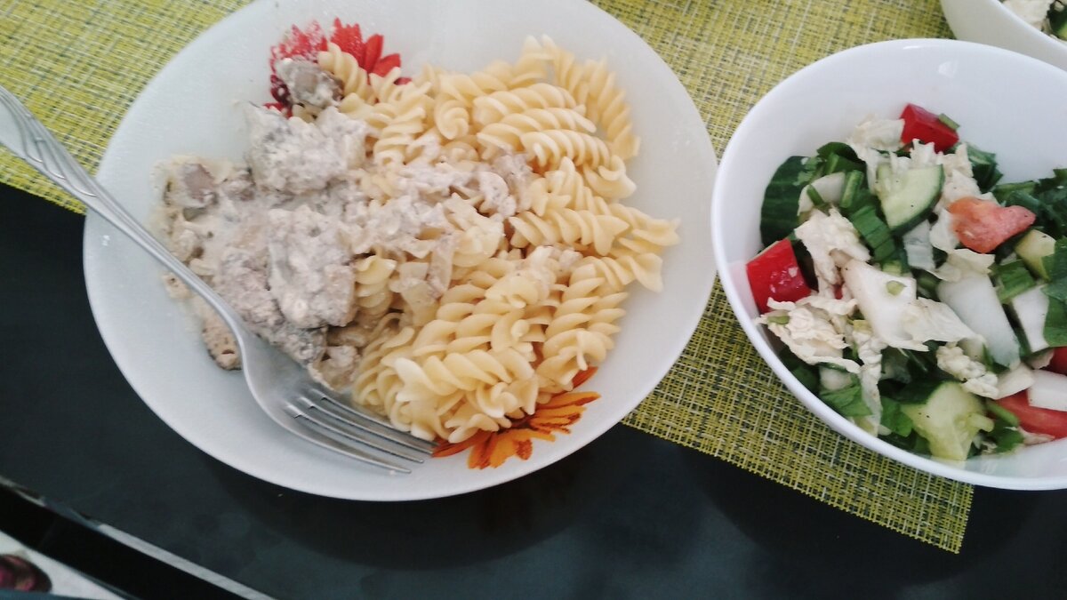 Макароны и печень в сметанном соусе + овощной салат