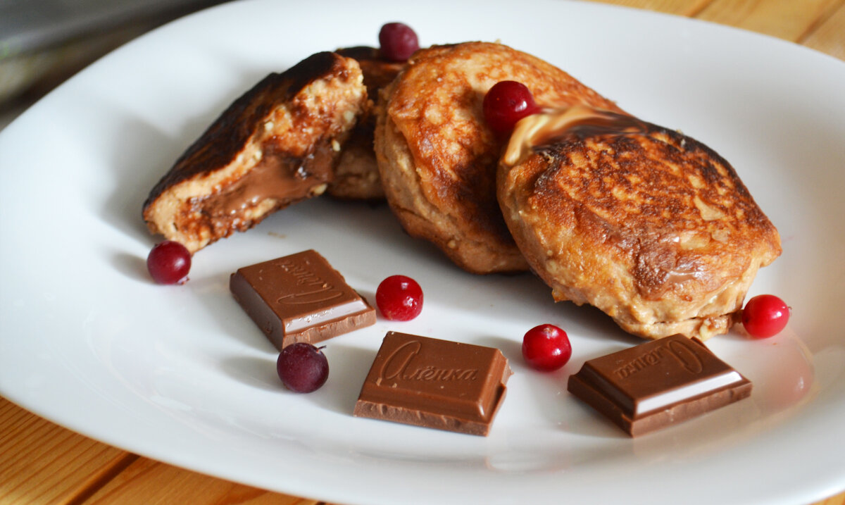 Форма не очень задалась, потому что не обваливала сырники в муке.