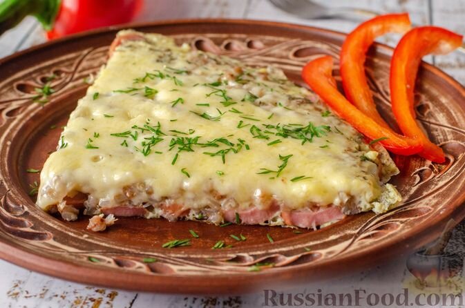 крупа гречневая, сосиски, яйца, молоко, сыр твёрдый, масло сливочное, масло растительное, травы сухие итальянские, зелень укропа, соль