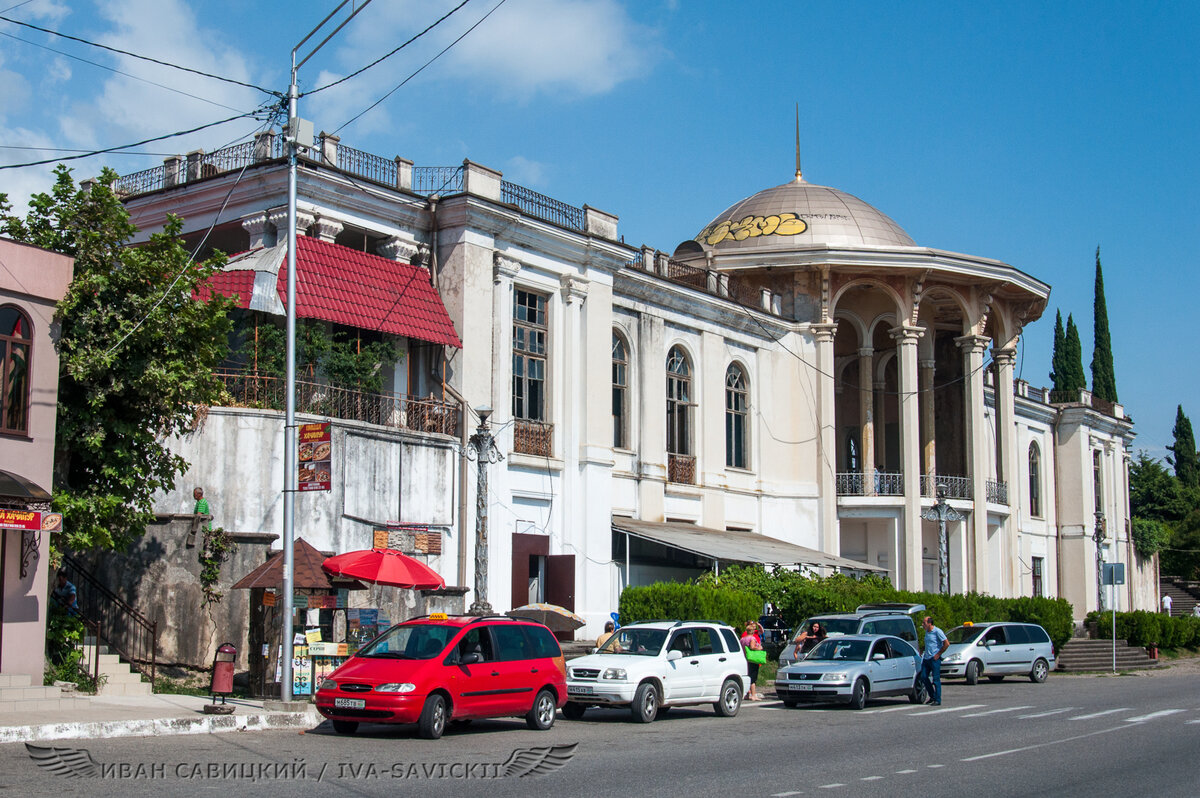 Даже в таком запущенном виде вокзал поражает воображение величием архитектуры!