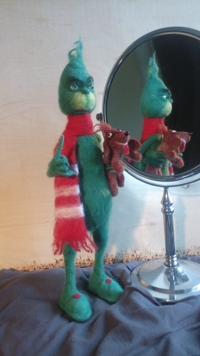 А. это уже вид  композиции в которой я отнес его в магазин.Гринч с валяным шарфом,и "Максом" на руках.. с его жестом -поднятым вверх пальцем..)) Вариант - "1"