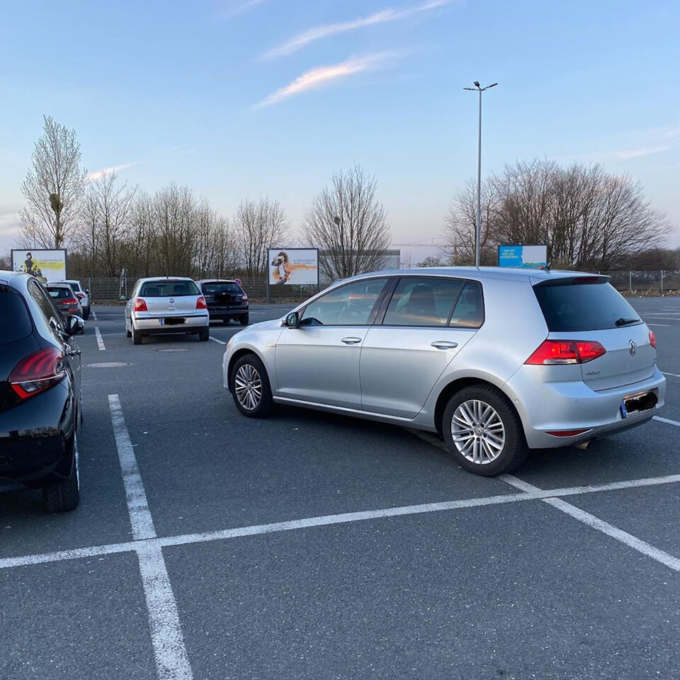 В Германии при поддержке AUTO BILD и PayByPhone, "слив" фото нарушителя парковки в соцсети, можно выиграть новенький iPhone! Условия розыгрыша достаточно просты: необходимо разместить фотографию нарушителя правил парковки с хэштегами #soschlechtparktdeutschland, #schlechgeparkt или #schlechparken в Instagram, при этом лицо водителя и номерной знак должны быть неразличимы. Первые 1000 участников данной акции, загрузив фото "паркунов", получат от PayByPhone сертификат на парковку стоимостью 5 евро. А главный приз, общая стоимость которого 1105 евро, состоит из совершенно нового Apple iPhone 11, Air Pods Pro и парковочного ваучера на 25 евро.
Но то ли немцы не любят айфоны, то ли они не желают лезть в чужие дела, в Instagram по вышеописанным хэштегам за неделю с небольшим разместили всего-то около 50-ти фотографий.

Ниже выборка из размещённых фотографий для конкурса. Какими-то вариантами парковки нас не удивить, а претензии некоторых бюргеров могут и удивить.