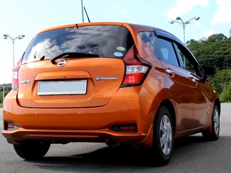 Nissan Note гибрид вид сзади