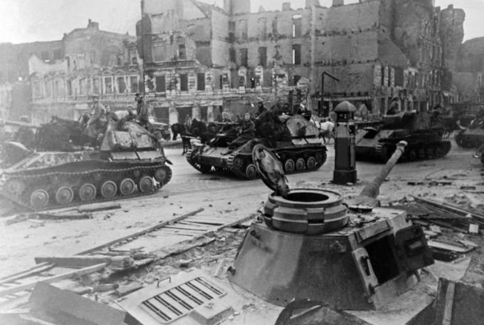 Колонна советских самоходок СУ-76 на улице Берлина. Фото: waralbum.ru